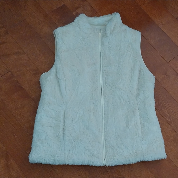 Beautiful faux fur Reversible vest - Picture 10 of 12